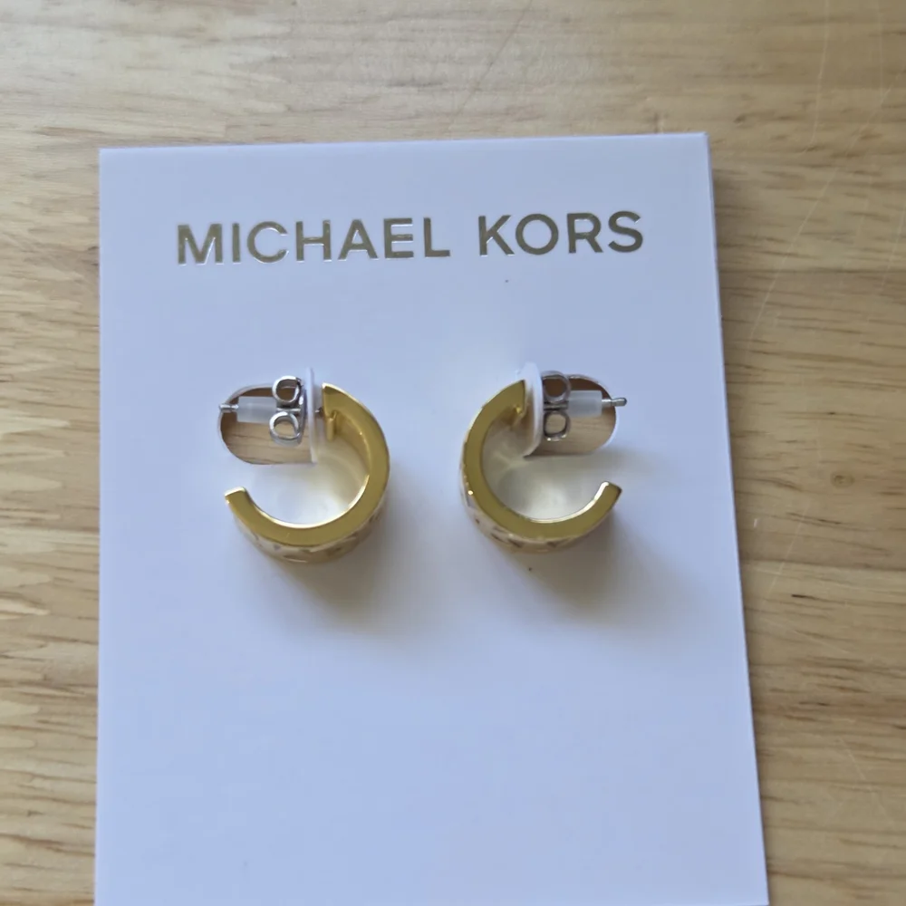 New Michael Kors Gold Hoop Earrings Gold-tone - Picture 5 of 6